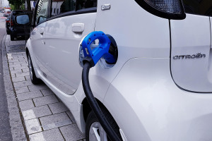 Coraz chętniej kupujemy pojazdy elektryczne. Pożarów było więcej, choć wskaźnik spadł