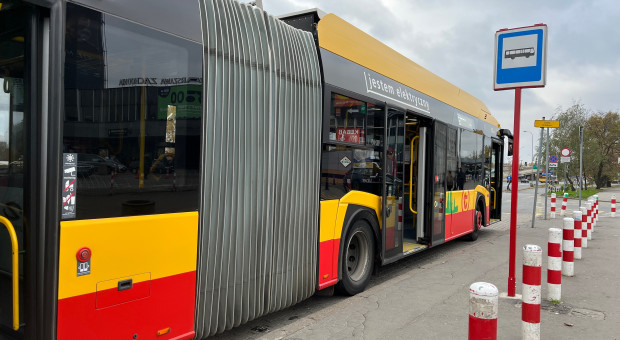 Masowa ewakuacja to mit? Poszli dużym miastom na rękę z autobusami, ale to za mało