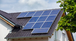 Nadwyżki energii z fotowoltaiki nie przepadną. Prąd z dnia zasili domy wieczorem