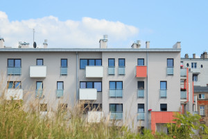 Rząd dopuści baterie w blokach. Obowiązkowe czujki i ognioodporna szafa
