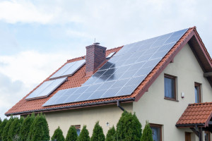 Nadwyżki prądu z fotowoltaiki nie przepadną. Energia gromadzona w dzień zasili domy wieczorem