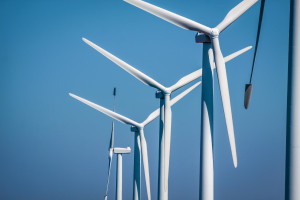 Pierwsza taka farma wiatrowa w Polsce. Nie tylko produkuje prąd
