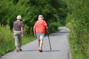 Polscy seniorzy coraz chętniej korzystają z życia. Kluczowa jest dostępność usług