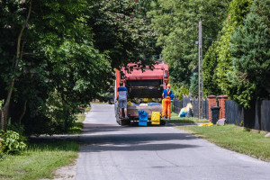 Śmieciarka co tydzień albo raz na miesiąc. Odbiór odpadów na nowych zasadach