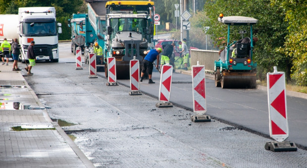 Rząd zwiększa budżet na drogi. Gminy i powiaty: nadal zdecydowanie za mało