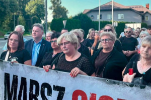 Szpital zamykany, mieszkańcy wychodzą na ulice. W tle referendum w Miastku
