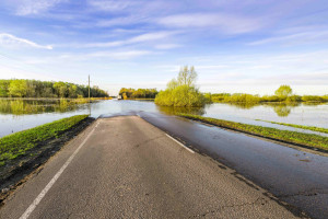 Po 200 latach wraca dawne jezioro. Woda zatapia obleganą trasę
