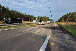 Na drodze ekspresowej wyszedł przedwojenny bruk. Trasę trzeba zbudować od nowa