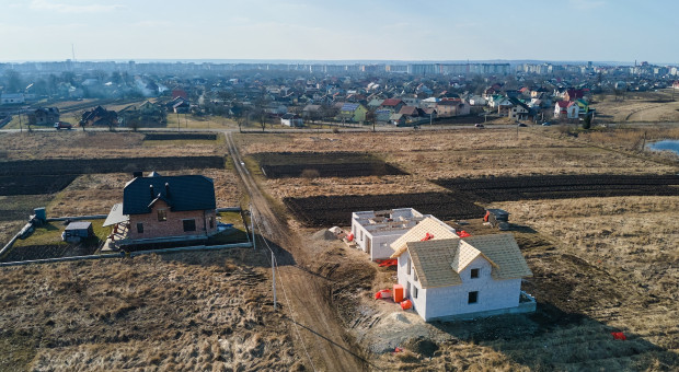 Koniec z budowaniem domu na własnej ziemi. Prawnicy radzą właścicielom, co robić