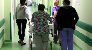 Koniec części zabiegów w szpitalach powiatowych. NFZ ogranicza lekarzy walizkowych