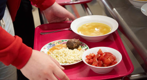 Dieta planetarna w szkołach. Październik może przynieść zmiany na stołówkach