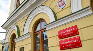 Pracownicy samorządowi bez dodatku za nadgodziny. Zmiana kosztowałaby miliony