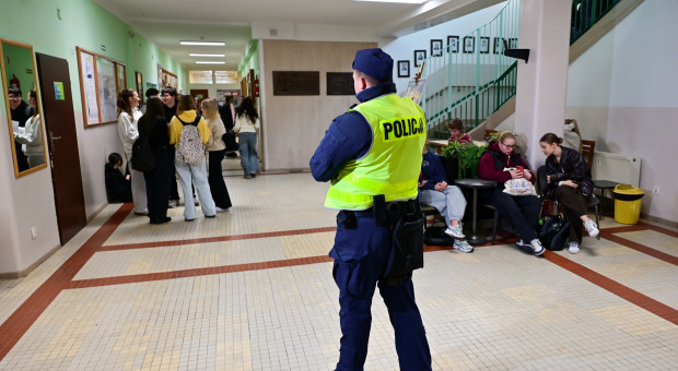 Szkoły to nie lotniska z kontrolą dostępu. Ale pierwsze bramki są już pewne