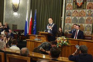 Łukasz Gibała mógł zarabiać więcej. Sam obniżył sobie wynagrodzenie